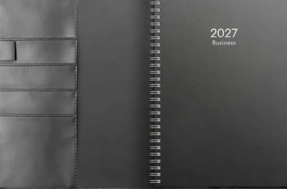 Kalender Business svart konstläder med slejf 2027