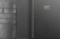 Kalender Weekly A5 svart konstläder med slejf 2027