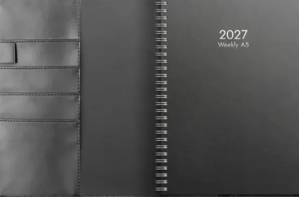 Kalender Weekly A5 svart konstläder med slejf 2027